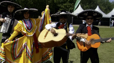 Mexicaanse band met dansers